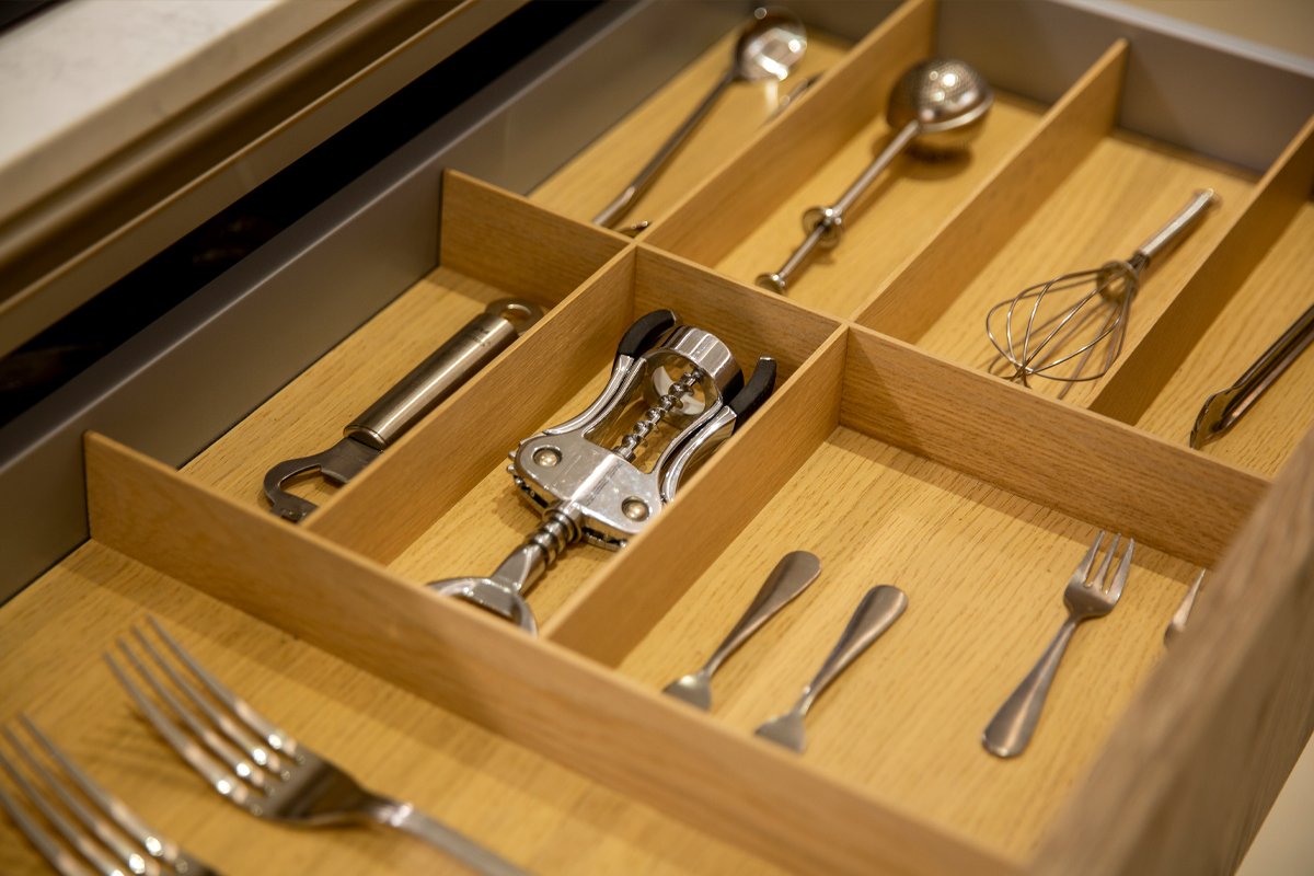 This premium Kitchen also features cutlery inserts ensuring optimum functionality while cooking.