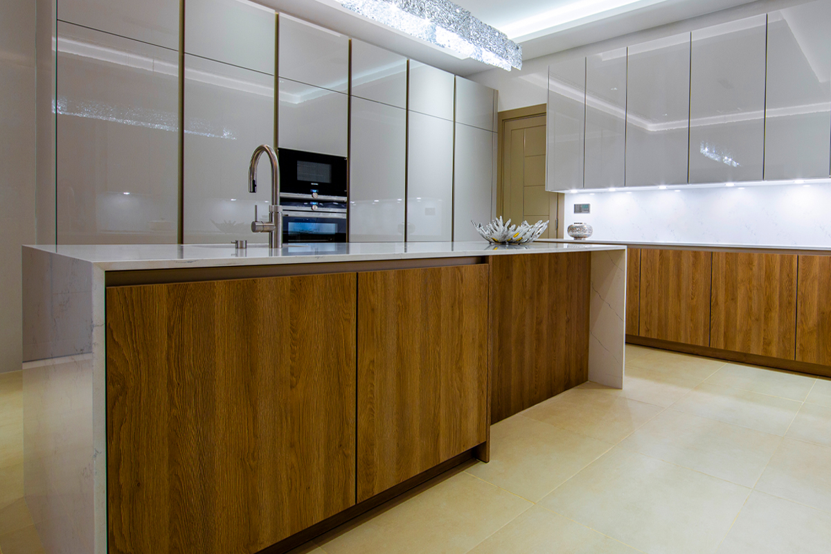 The kitchen cabinet in S2 SieMatic design features sterling grey gloss with the Oak laminate.