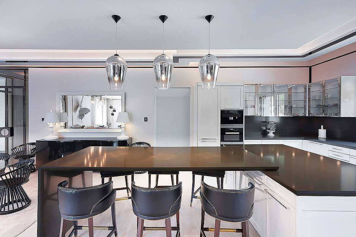Extremely elegant luxury kitchen design by SieMatic UAE at Emirates Hills Dubai.