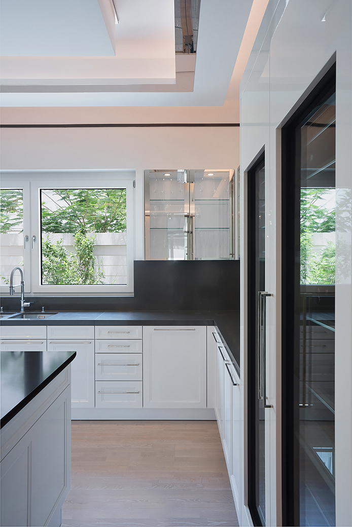 Elegant Kitchen Design for Dubai Hills Villa by SIeMatic UAE.
